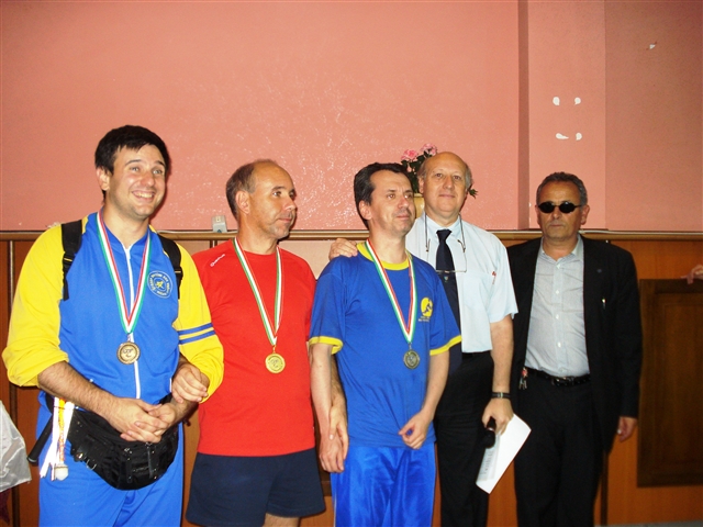 Da sinistra, Josè (Massimiliano), Maurizio e Claudio con le medaglie al collo.